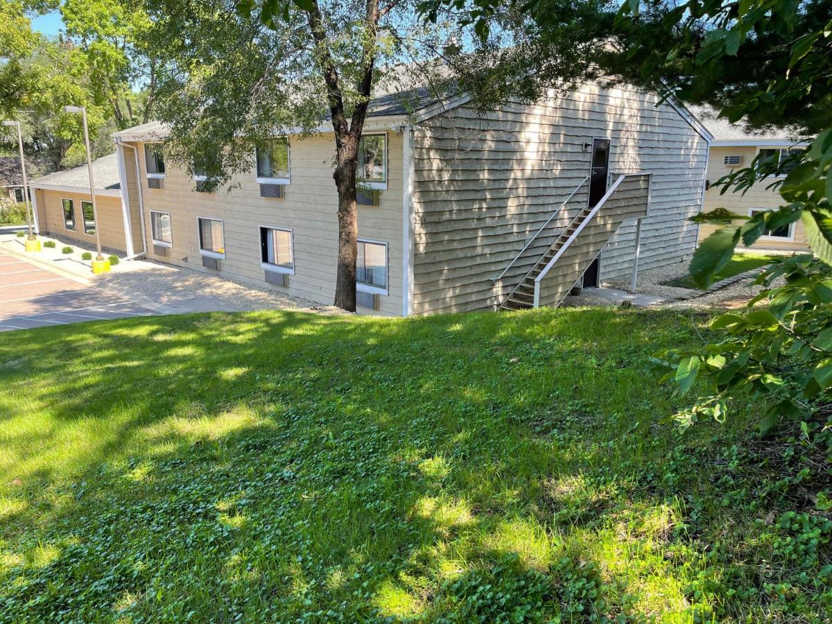 Nichols Inn & Suites Hastings Bagian luar foto