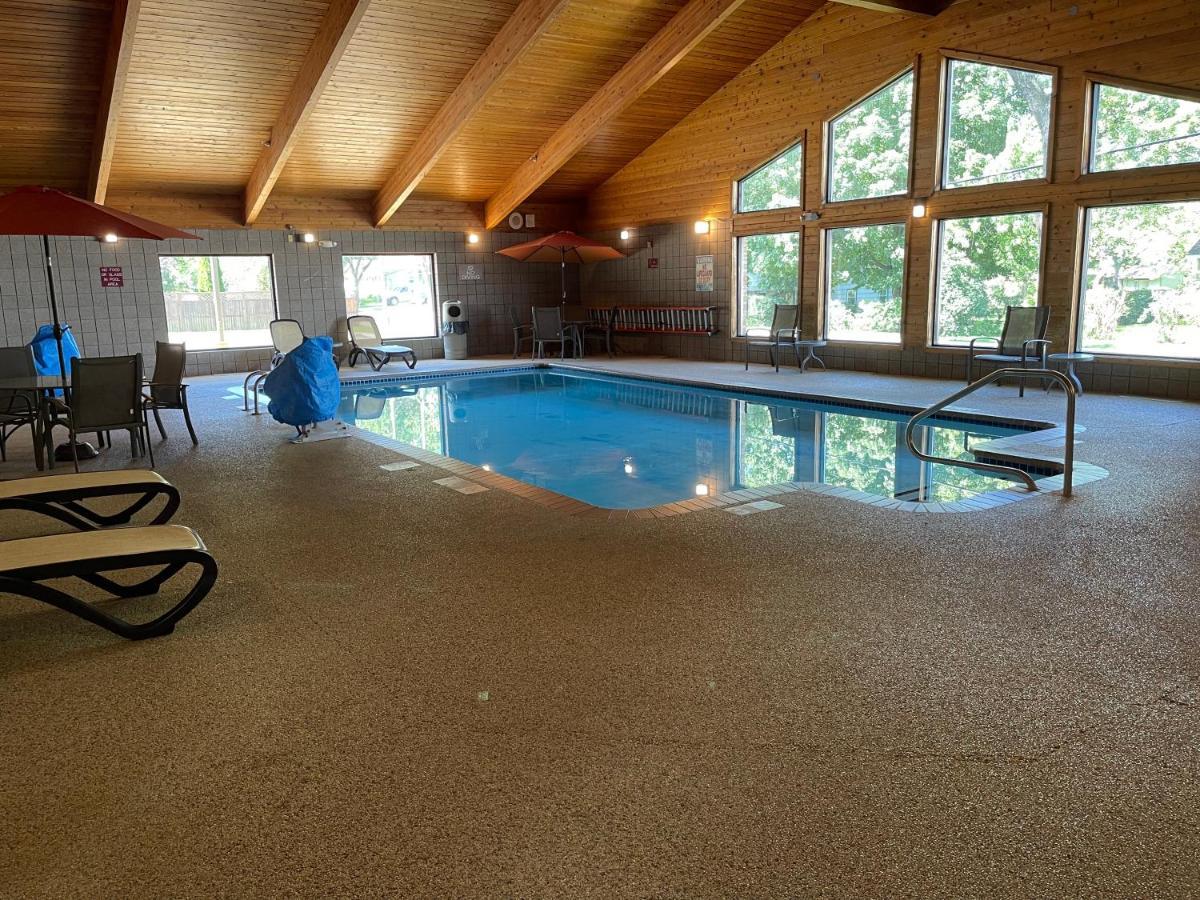 Nichols Inn & Suites Hastings Bagian luar foto