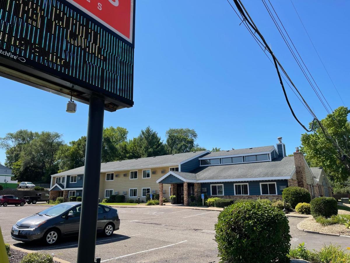 Nichols Inn & Suites Hastings Bagian luar foto
