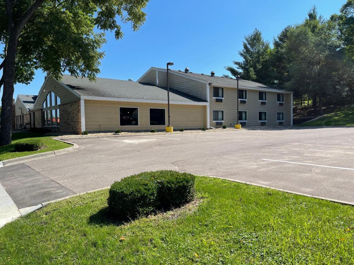 Nichols Inn & Suites Hastings Bagian luar foto
