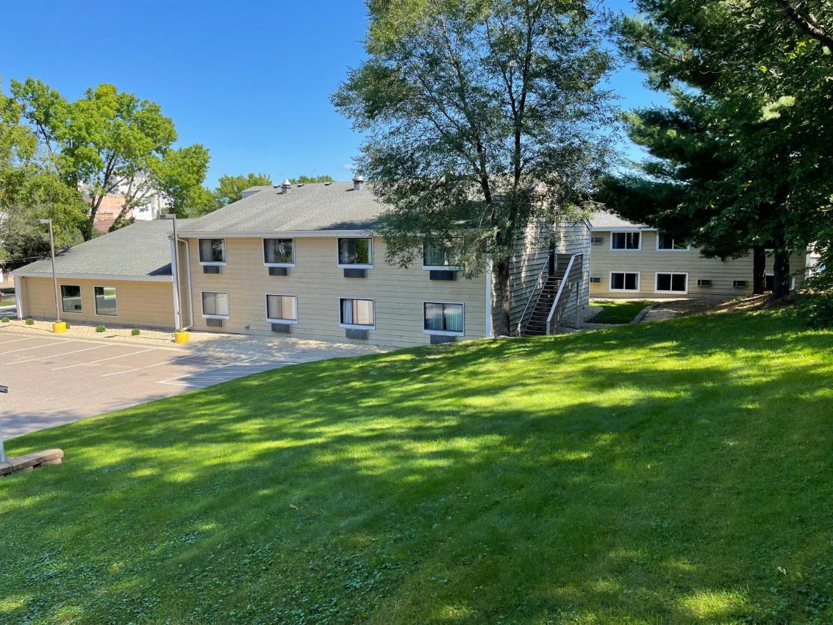 Nichols Inn & Suites Hastings Bagian luar foto