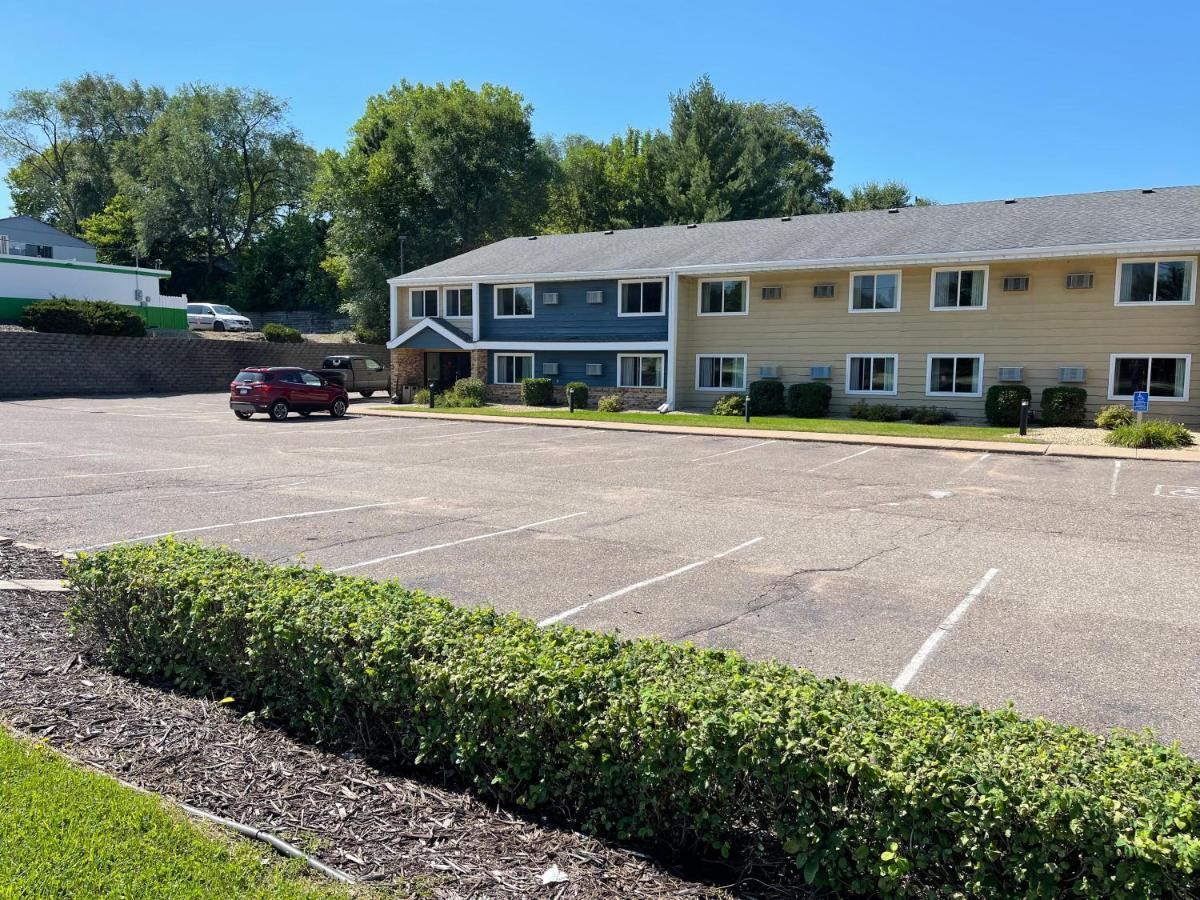Nichols Inn & Suites Hastings Bagian luar foto
