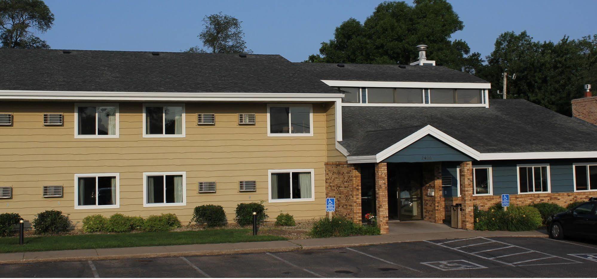 Nichols Inn & Suites Hastings Bagian luar foto